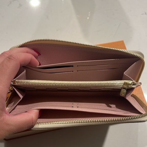 LV Zippy Wallet (light pink interior) - Picture 10 of 12